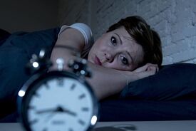 شش راهکار طبیعی که متخصصان برای درمان بی‌خوابی استفاده می‌کنند