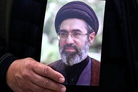 روزنامه اطلاعات: مردم به رهبر سوم جمهوری اسلامی امید دارند و می‌گویند «وطن پیر دگر باره جوان خواهد شد»