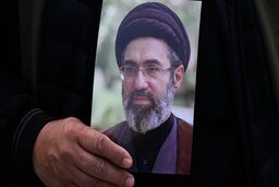 روزنامه اطلاعات: مردم به رهبر سوم جمهوری اسلامی امید دارند و می‌گویند «وطن پیر دگر باره جوان خواهد شد»