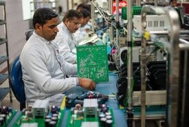 چین فرمان فناوری را در دست دارد؛ هند در مسیر تولید با مانع جدی روبه‌روست